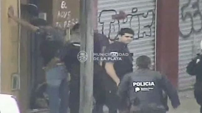 video: entro a robar a una panaderia, amenazo con degollar a una clienta y lo atraparon