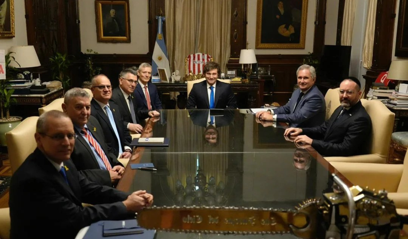 Javier Milei y la camiseta de Estudiantes.