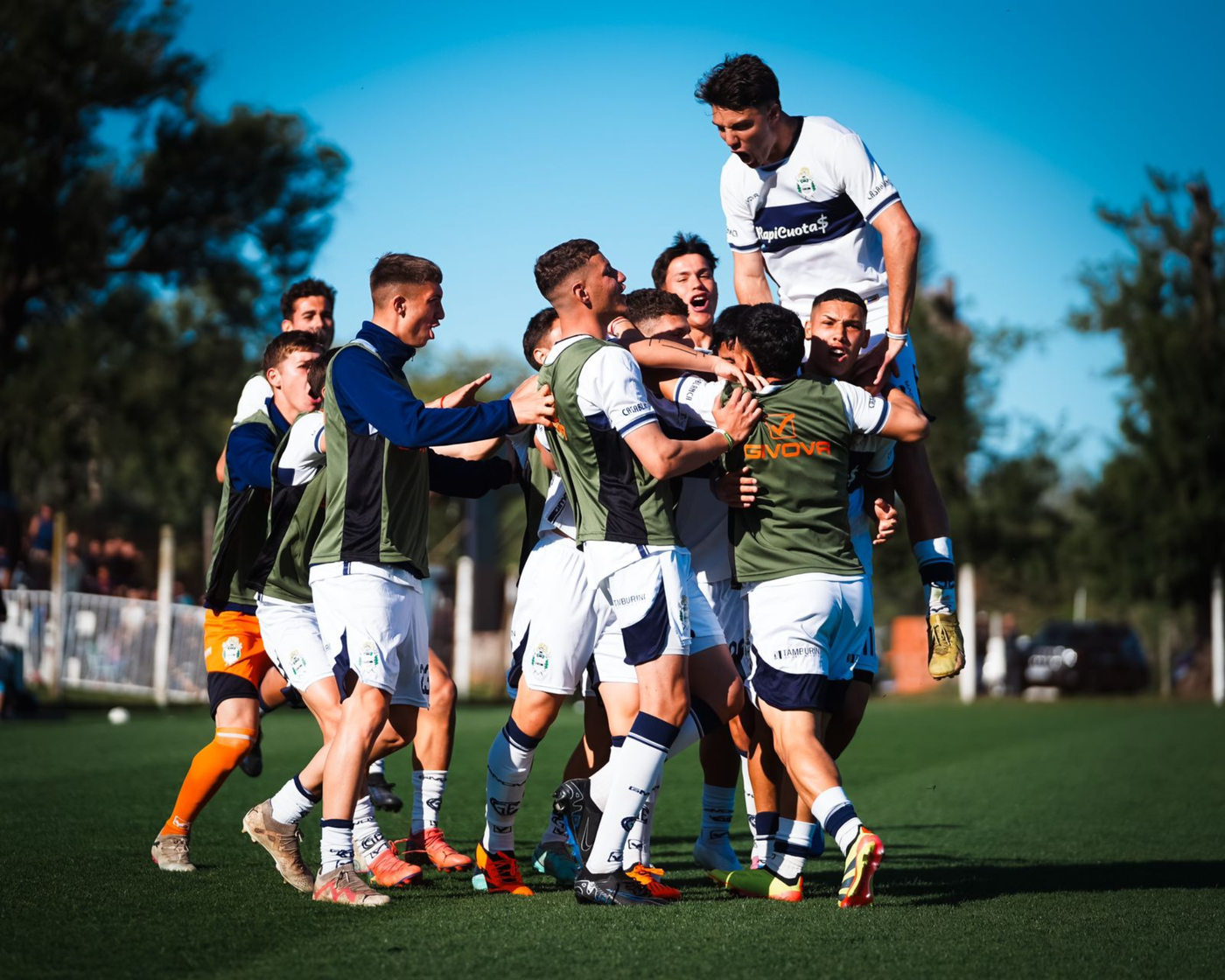 Gimnasia Reserva.png