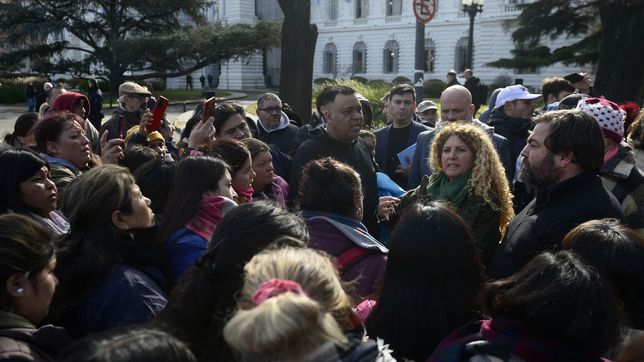 la municipalidad busca un acuerdo para relocalizar a los ambulantes del parque saavedra