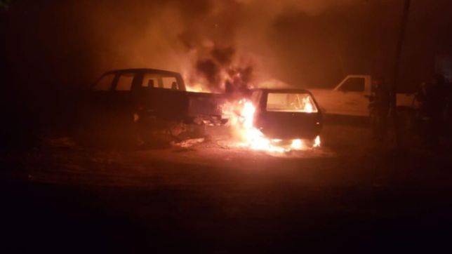 susto en la delegacion de tolosa por un incendio intencional: prendieron fuego dos vehiculos