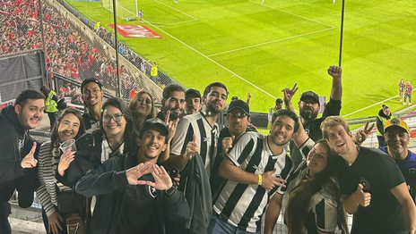 La bandera que apareció en la hinchada de Botafogo y que nadie en La Plata puede entender