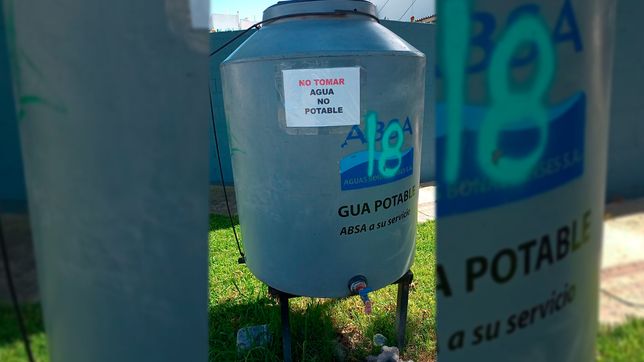 vecinos de un barrio de la plata denuncian que el agua de los tanques esta contaminada