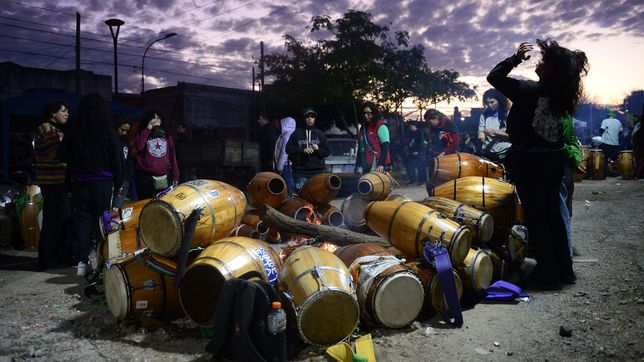 se viene la pena del candombe del 25, con artistas en vivo, rejunte de tambores, feria y mas