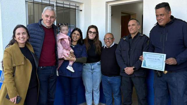 una policia de berisso le salvo la vida a una bebe y fue distinguida por su labor