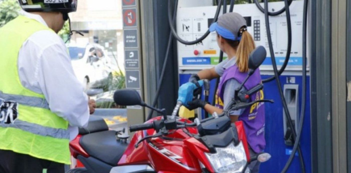 dc2a1ae8ac60464700aa7be25ea2c408_XL - Moto cargando nafta