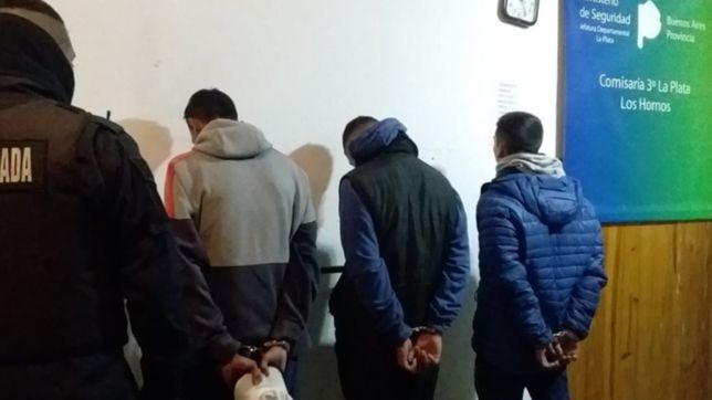 intentaron asaltar a un playero, la policia los vio y terminaron presos