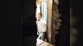 hicieron un boquete para robarle a su vecina de 77 anos