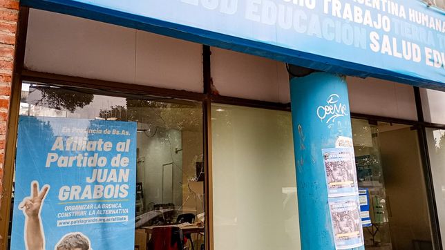 vandalizaron a piedrazos el local de juan grabois en pleno centro de la plata