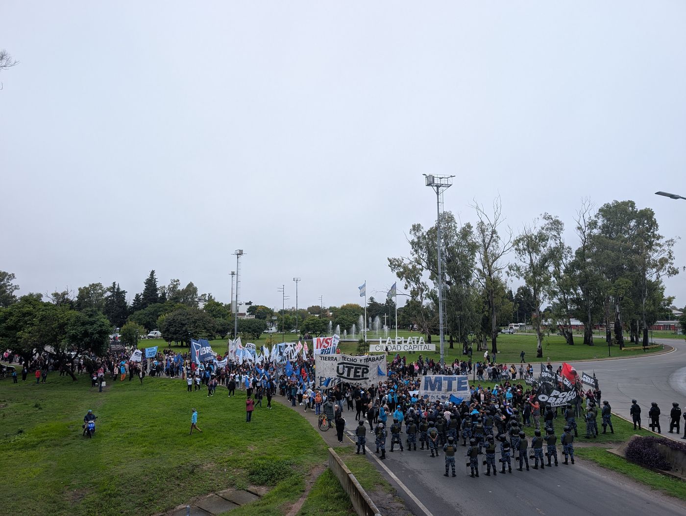 Cientos de manifestantes coparon la principal bajada de la Autopista La Plata-Buenos Aires en el marco de una jornada con cortes de tránsito en todo el país