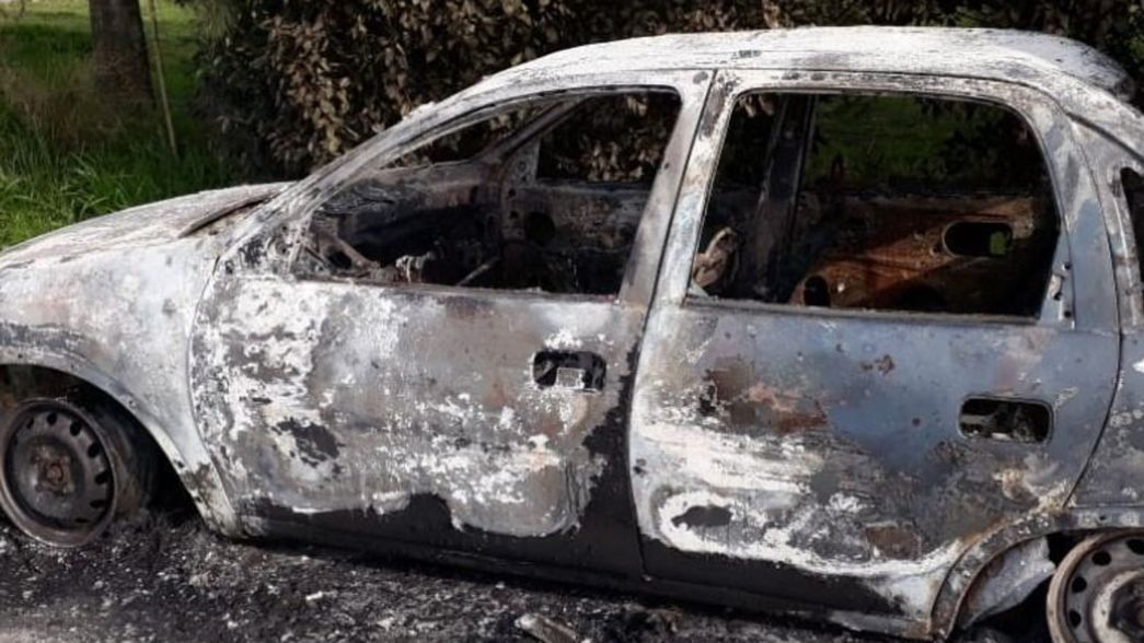 Asaltaron a un taxista, escaparon con su auto y se lo prendieron fuego