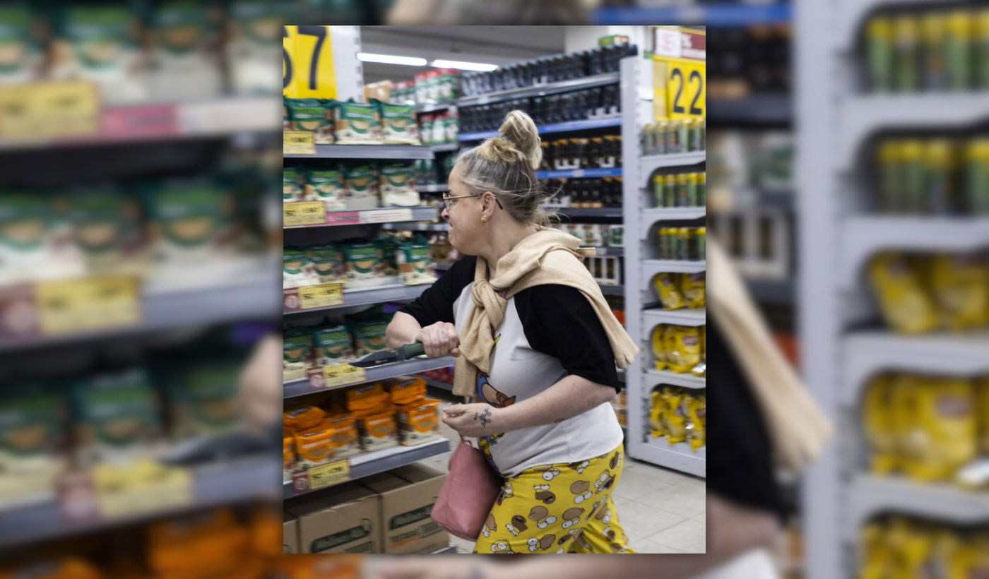 Mujer con cuchillo en acto de Milei