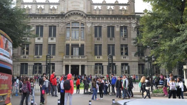 conmocion en el colegio nacional: dos chicas denunciaron que fueron abusadas por otro alumno