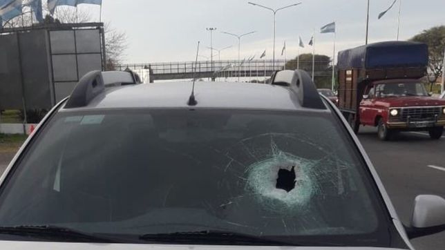peligro en la autopista: crece el temor por los autos y colectivos apedreados