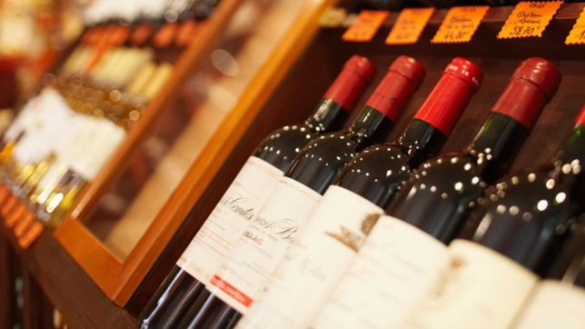 asaltaron el oulet de bebidas, se llevaron la registradora y le robaron a un cliente