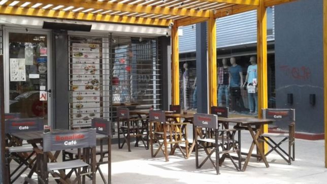 se metio a robar en un local bonafide de la plata, lo descubrieron y termino detenido