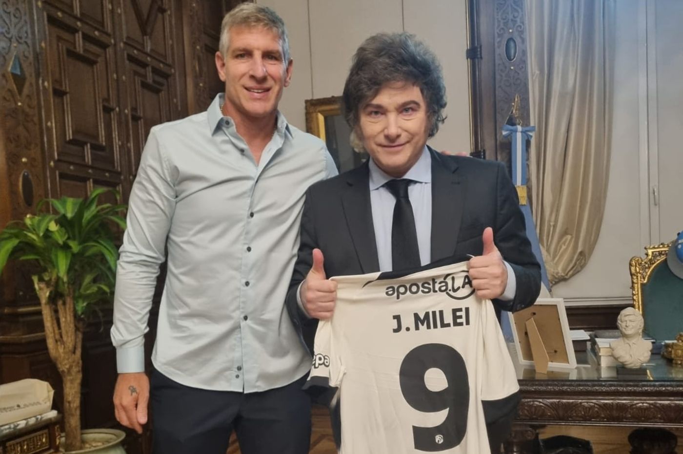 Martín Palermo Javier Milei.jpg