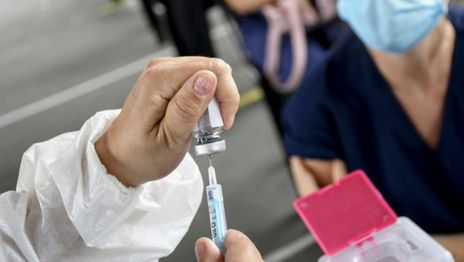 Comienza la aplicación de terceras dosis para el personal de Salud bonaerense
