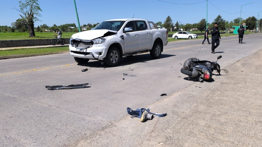 Un hombre que circulaba en moto con su pareja y sus dos hijas murió tras ser embestido por una camioneta
