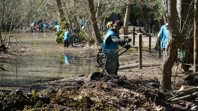 realizaron un profundo operativo de limpieza en el arroyo y las lagunas del bioparque