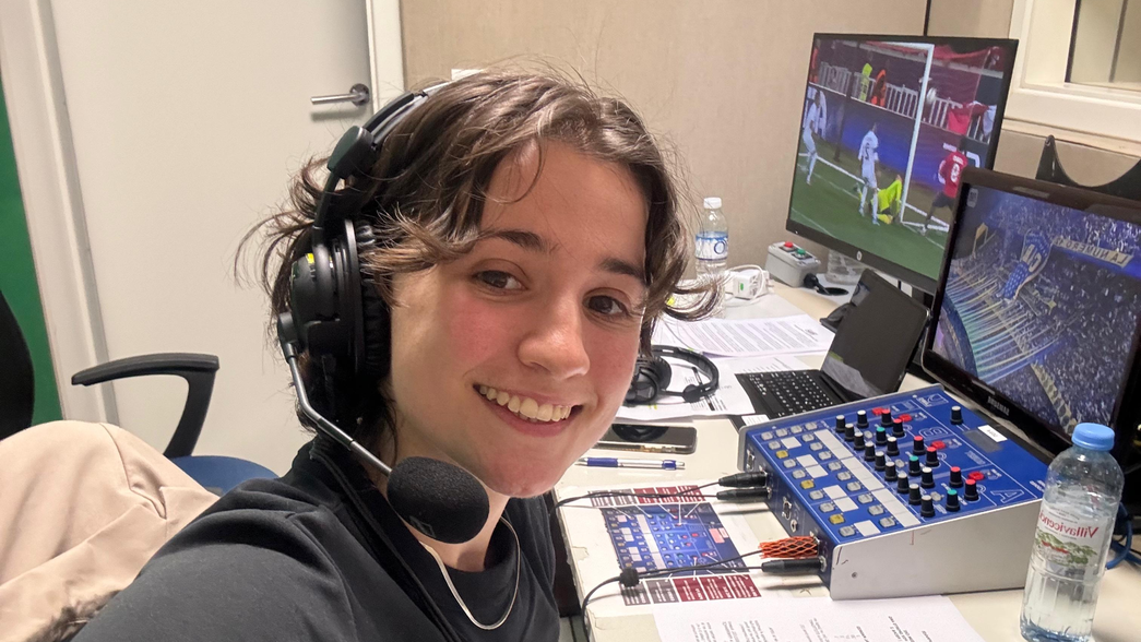 La historia de la relatora que se convirtió en un amuleto de Estudiantes y es sensación entre los hinchas