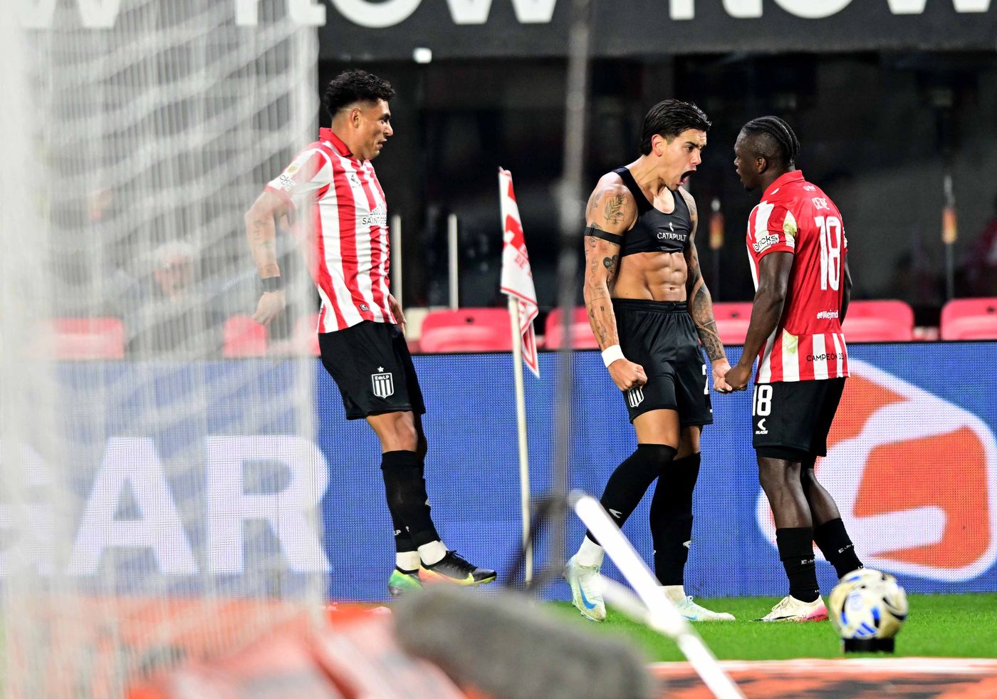 Alexis Castro en el gol de Estudiantes Alexis Castro en el gol de Estudiantes