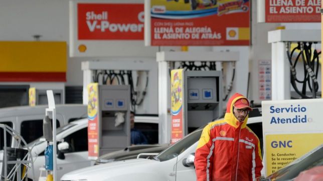 ya son dos las petroleras que dieron marcha atras y bajaron el precio de los combustibles