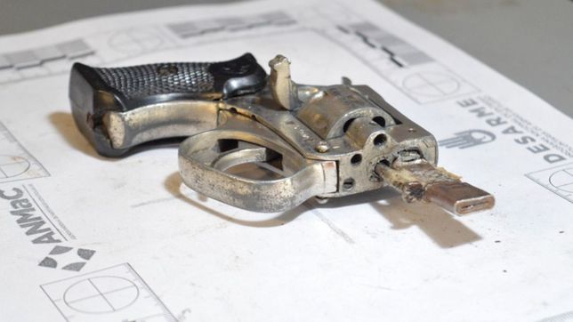 aca no se llama a la policia, la campana en tolosa que ofrece cursos a cambio de armas