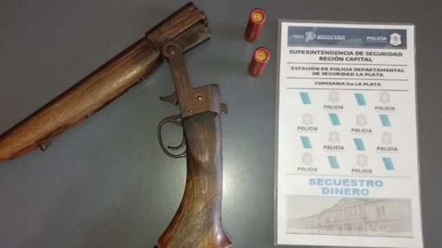 vio a la policia, se puso nervioso y descarto una escopeta en plena calle de la plata