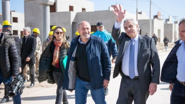 alberto fernandez desembarco en la region para recorrer un barrio en construccion