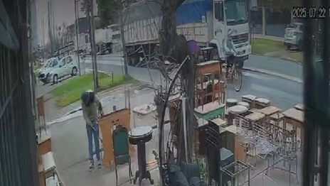 Localizaron al chofer del camión que atropelló y mató a un ciclista en Los Hornos