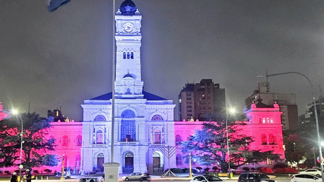 la municipalidad se tino de rojo y blanco para recibir a estudiantes campeon