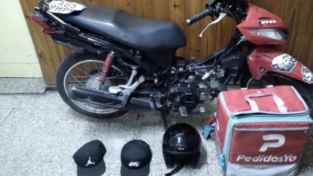 balearon a un joven en la plata que se hacia pasar por un repartidor para robar