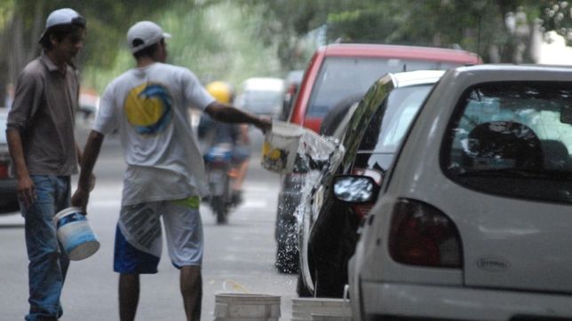 video: detuvieron a siete trapitos en plaza moreno con armas y drogas