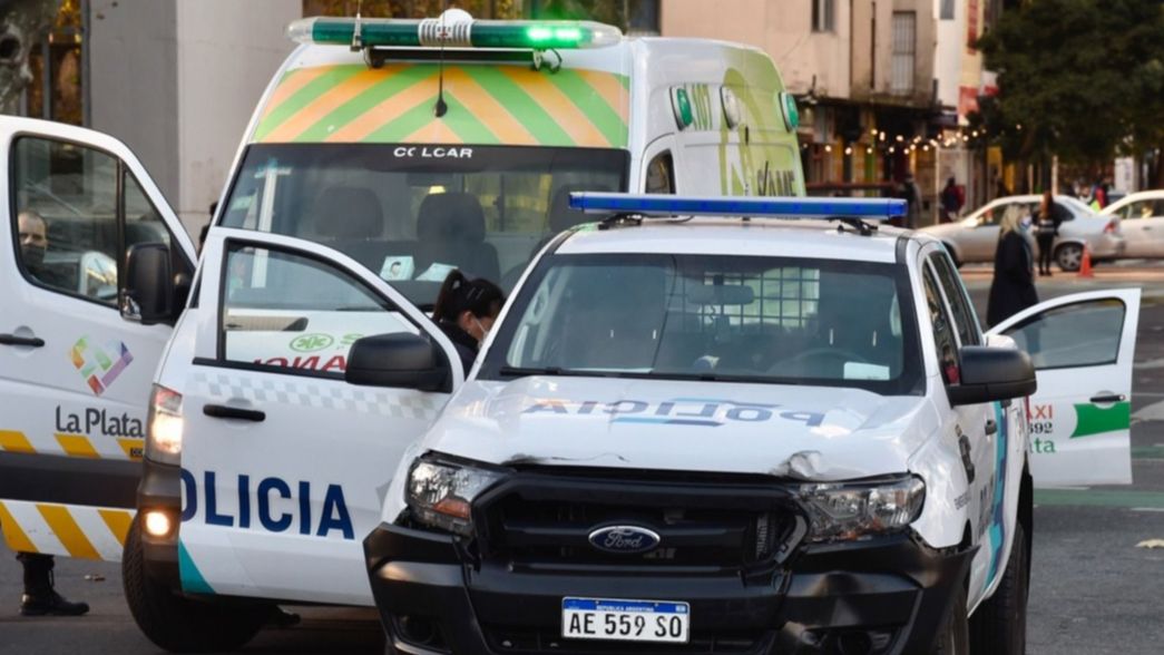 Trágico accidente: un comisario chocó en moto con una rambla y murió