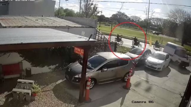 video: cuatro motochorros balearon a un hombre a plena luz del dia en la plata