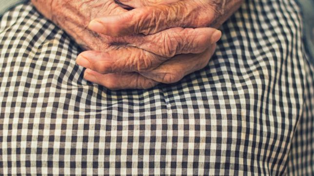 una enfermera platense estafo a una abuela, le saco la tarjeta de credito y pago los servicios