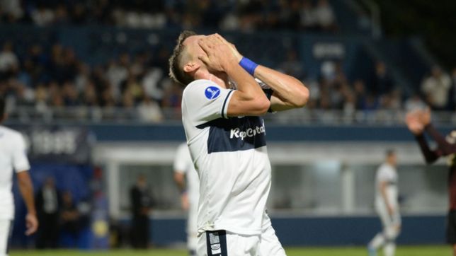 video: los polemicos audios del var que llevaron al arbitro a cobrar penal contra el lobo