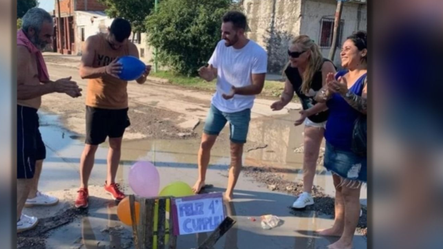 vecinos festejaron el cumpleanos de un bache en berisso y estallaron las redes sociales
