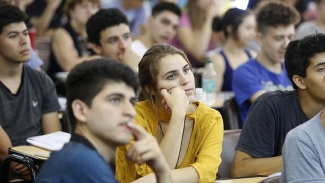 comienzan los cursos de ingreso en las distintas facultades y las aulas vuelven a llenarse