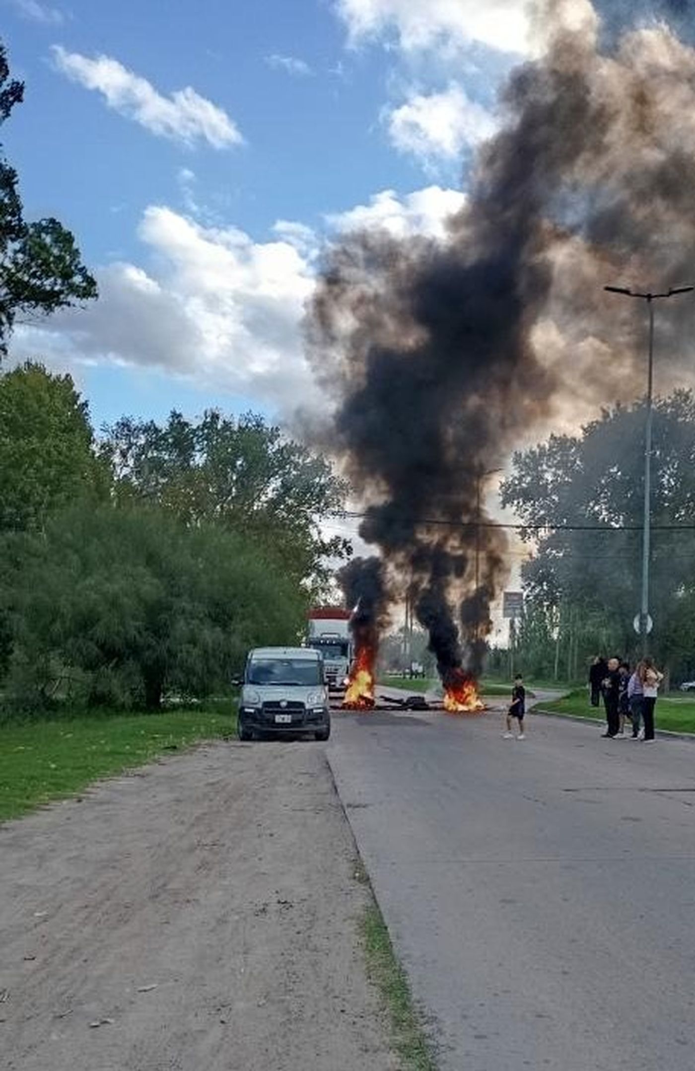 Vecinos protestan por el cierre de calle 27, mientras el Club San Luis defiende la obra aprobada por el Municipio.