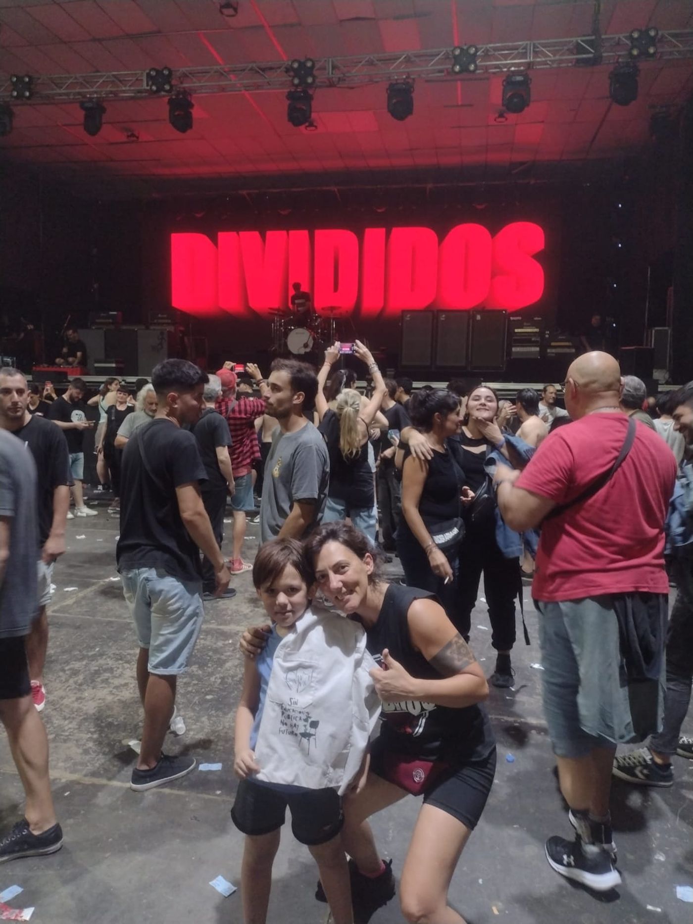 Antonio Ocho, de 9 años, junto a su mamá, Sofía Weihmuller, tras el recital de Divididos en Atenas.