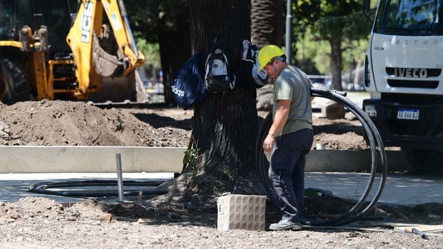 otra plaza de la plata comienza a ser restaurada con nuevos juegos, senderos y luminarias