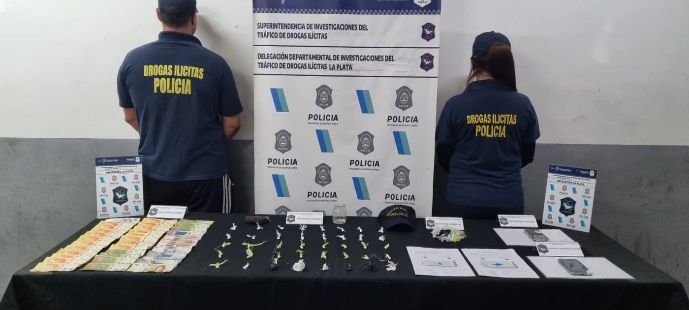 En los allanamientos secuestraron cocaína y marihuana, plata y un teléfono. En los allanamientos secuestraron cocaína y marihuana, plata y un teléfono.