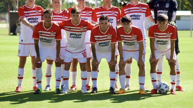 el defensor de la reserva de estudiantes que abrio el camino del triunfo y se anota como goleador del plantel