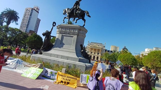 las asambleas de inundados volvieron a las calles de la plata para recordar a las victimas y pedir obras