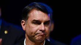 la justicia de brasil le prohibio salir del pais a flavio bolsonaro