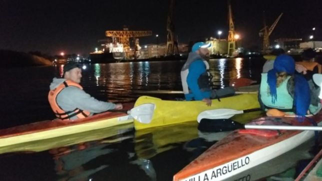 kayakistas de berisso recorreran los canales fluviales bajo la luz de la superluna