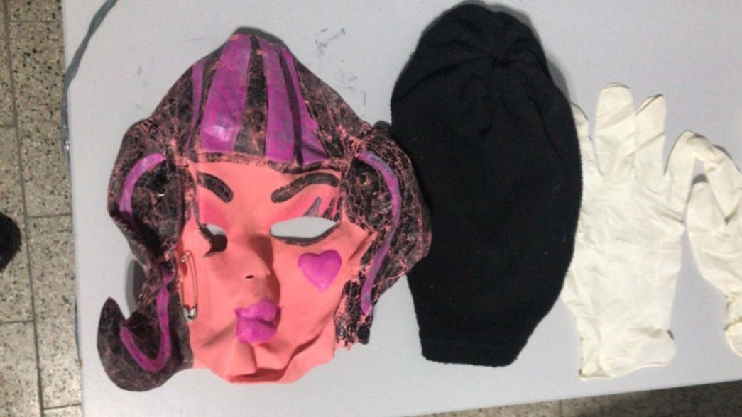 Máscaras, pasamontañas y guantes de látex: asaltaron a una pareja en su casa de Ensenada
