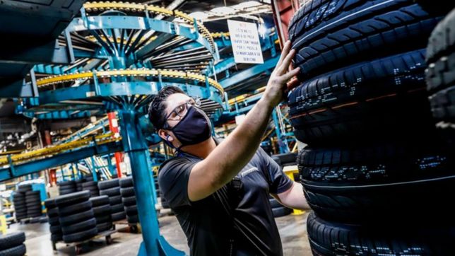 por el conflicto gremial, cierran planta de fabricacion de neumaticos en argentina